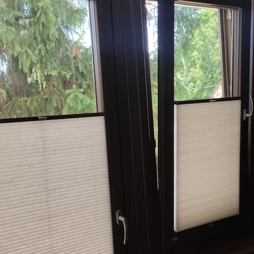 Żaluzja plisowana plaster miodu zamontowana na oknie w Mogilanach