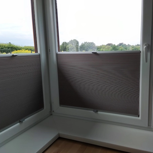 Żaluzja plisowana plaster miodu zamontowana na oknie w Skawinie
